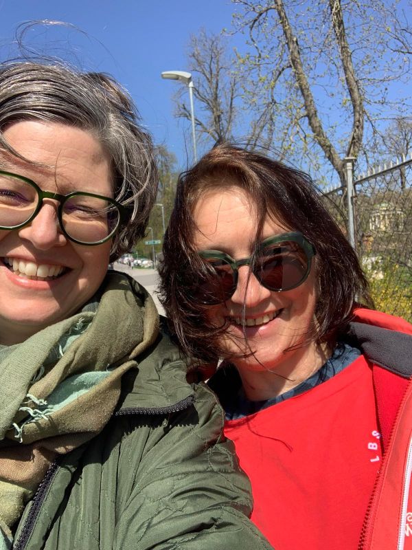 Birgit Barilits und Daniela Pucher sehr happy kurz nach dem Erscheinungstermin