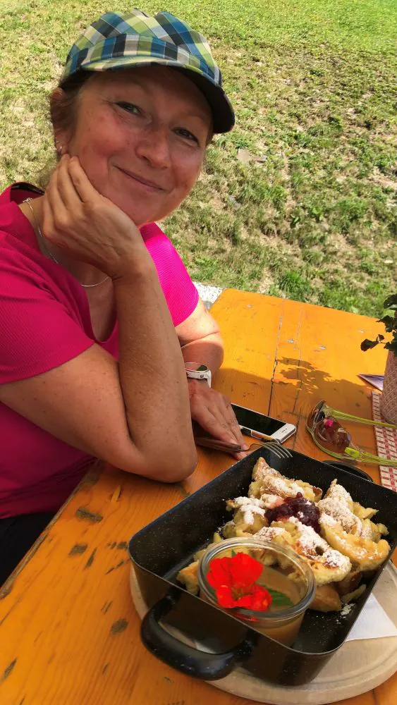 Daniela Pucher beim Kaiserschmarrn-Verputzen