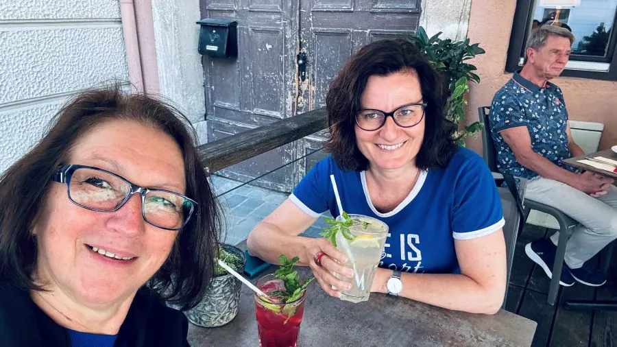 Daniela Pucher mit Sonja Warter beim Netzwerken